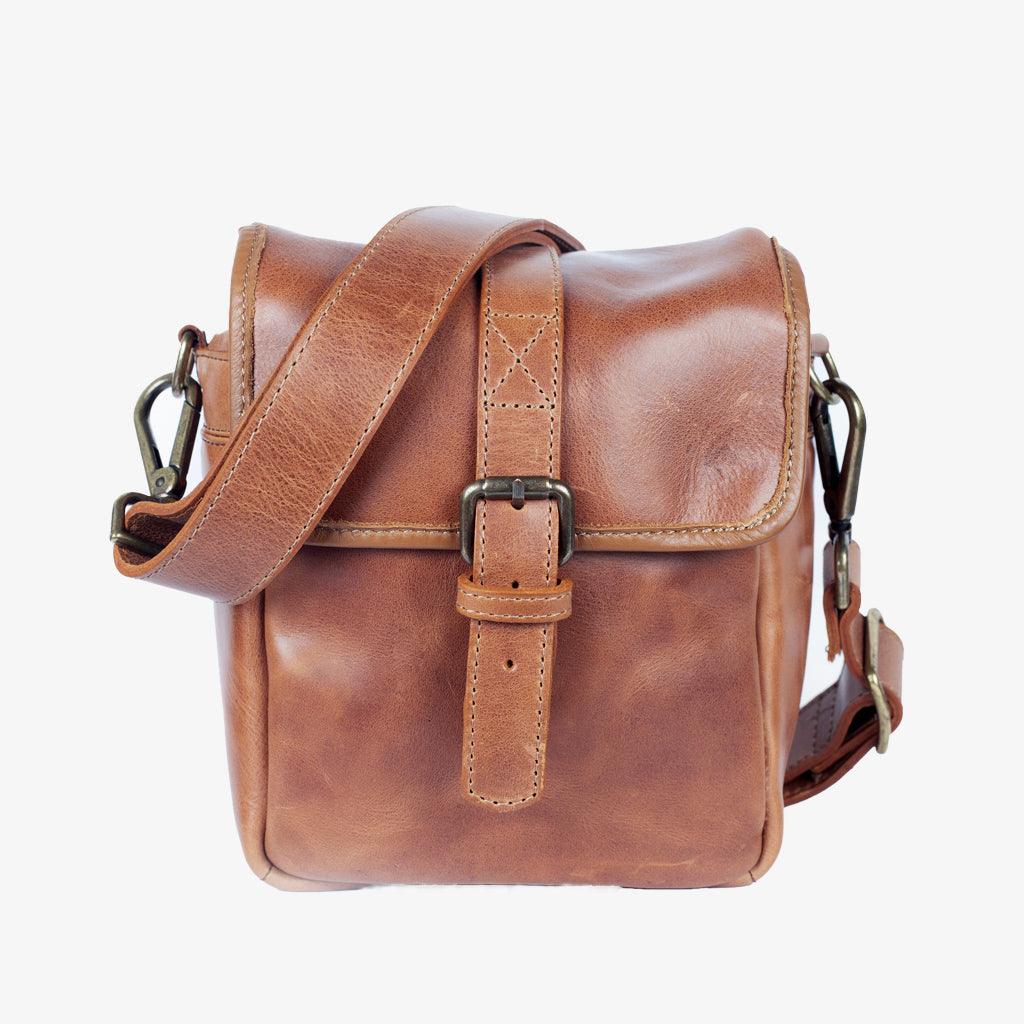 Here is the translation of "Berlin Tanned Leather Camera Bag" into Swedish, following your rules:

**Berlin Tanned Leather Camera Bag · main image