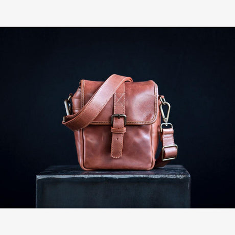 Here is the translation of "Berlin Tanned Leather Camera Bag" into Swedish, following your rules:

**Berlin Tanned Leather Camera Bag